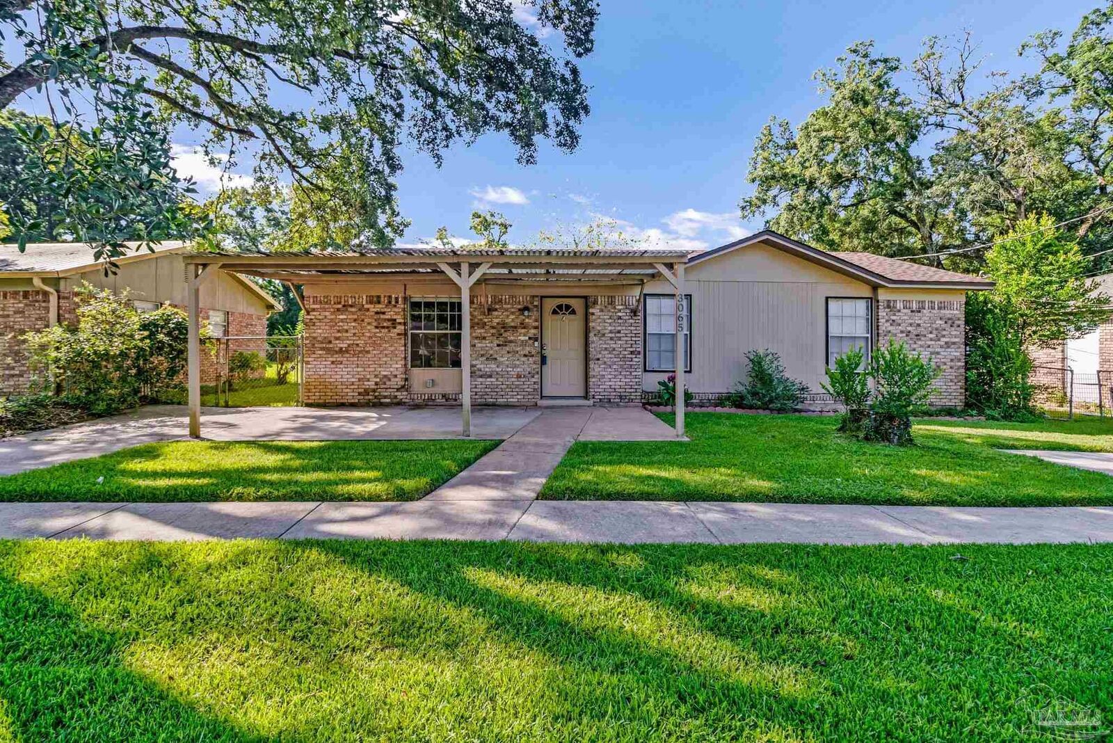 Property Photo: 3065 Woodbury Cir FL 32533