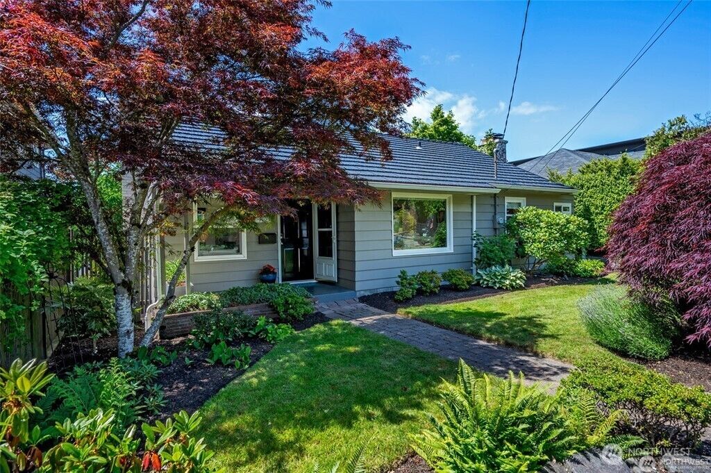 Property Photo:  2607  31st Avenue W  WA 98199 