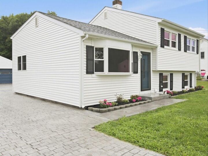 Property Photo:  9 Weathervane Way  RI 02808 