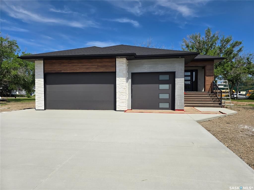 Property Photo: 44 Kenney Crescent SK S4H 1L3