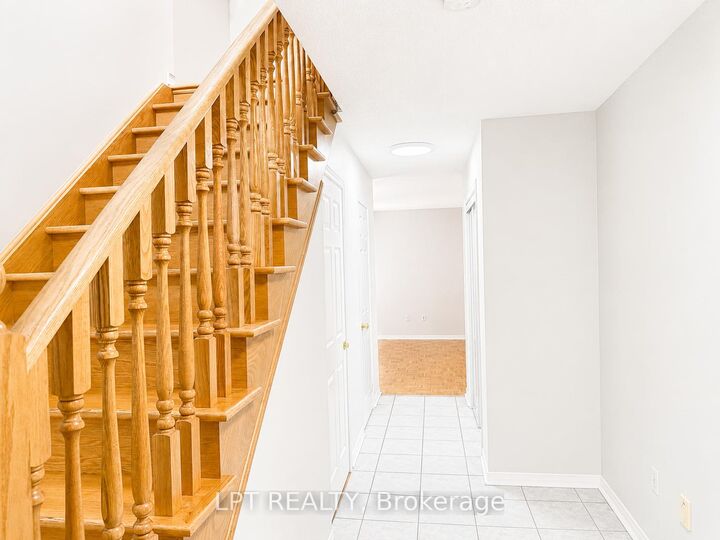 Photo de la propriété:  135 Warren Bradley Street Main &Amp 2nd Floor  ON L6C 2X5 