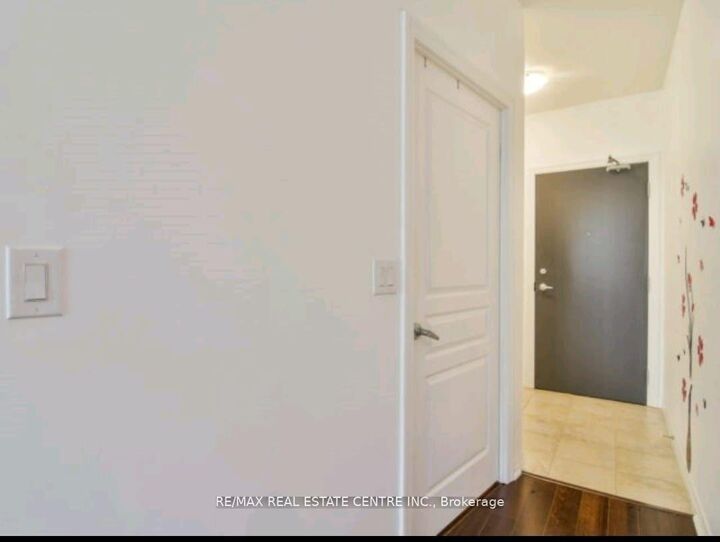 Property Photo:  223 Webb Drive 1808  ON L5B 0E8 