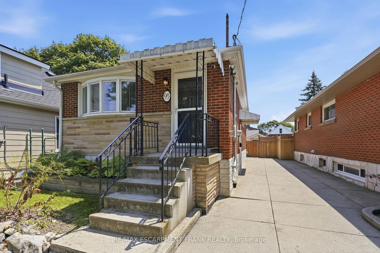 Property Photo:  95 East 18th Street 1  ON L9A 4N9 