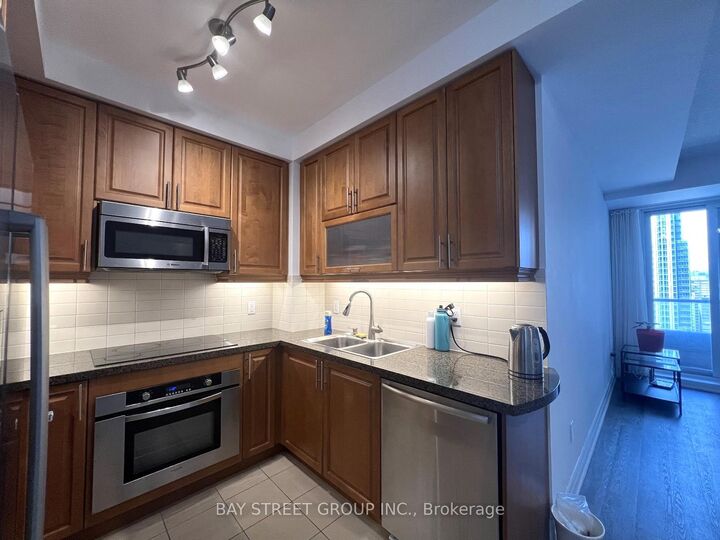 Property Photo:  35 Balmuto Street 2202  ON M4Y 0A3 
