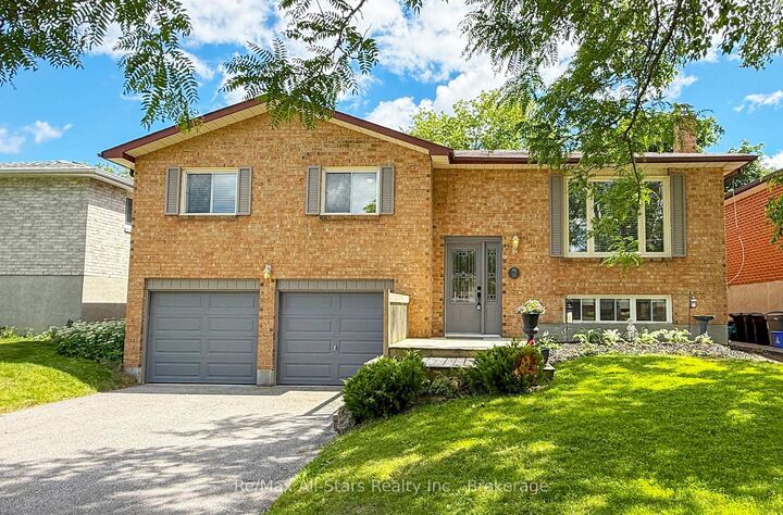 39 Applewood Crescent — photo 1