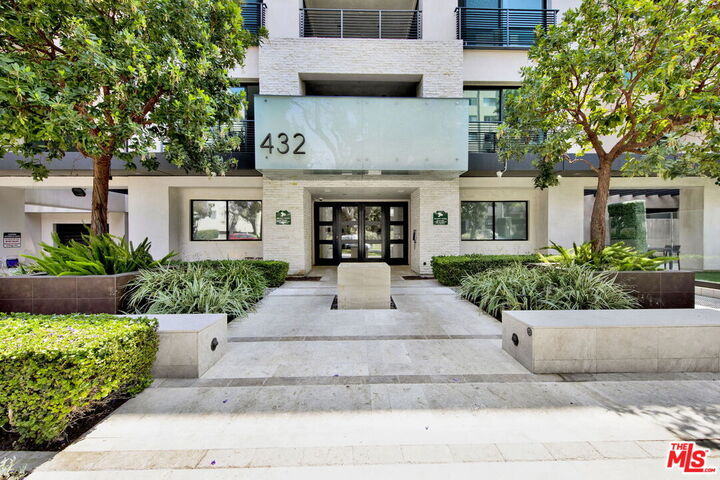 Property Photo:  432 N Oakhurst Dr  CA 90210 