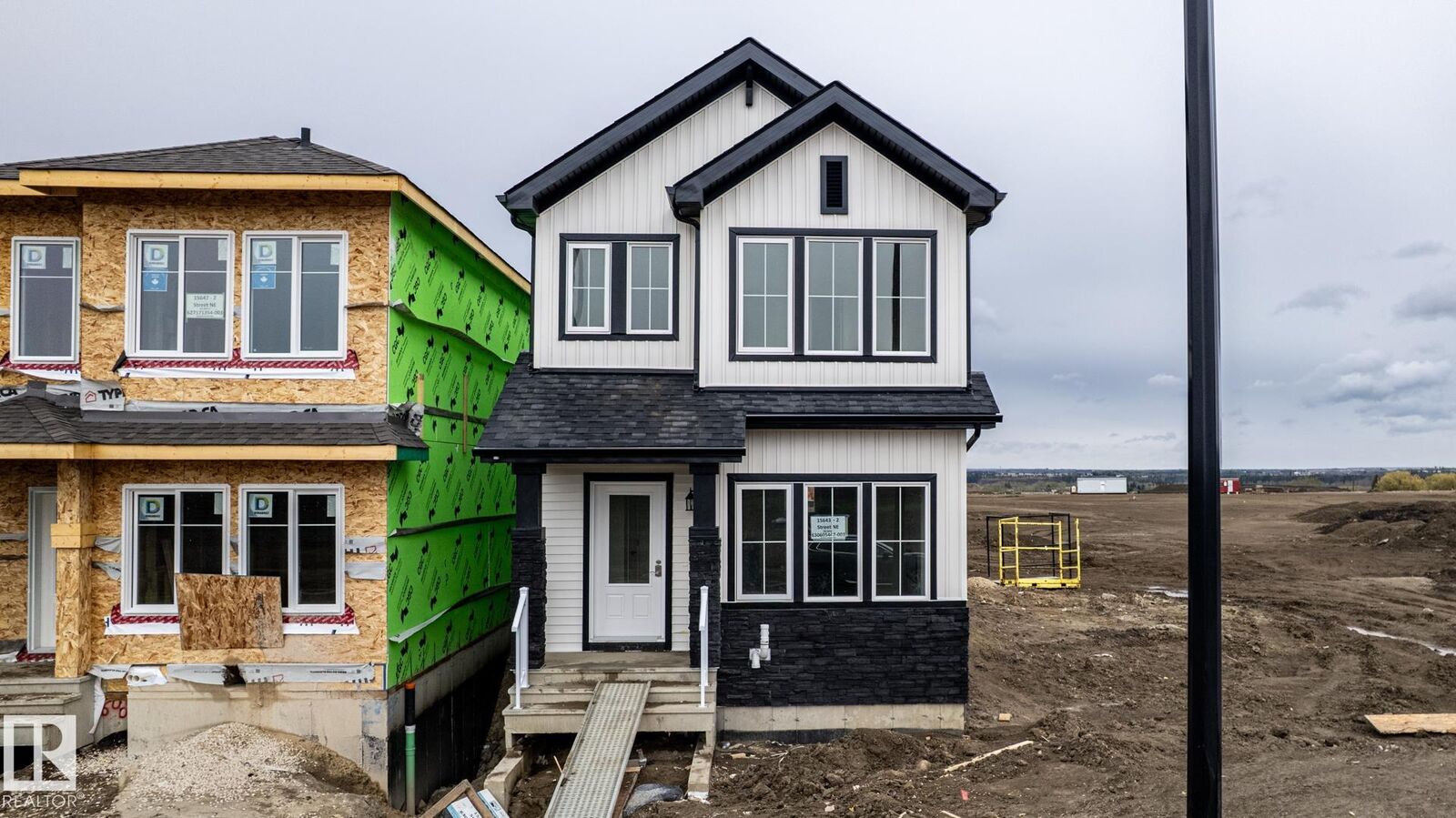Property Photo:  15643 2 Street NE  AB T5Y 6K8 