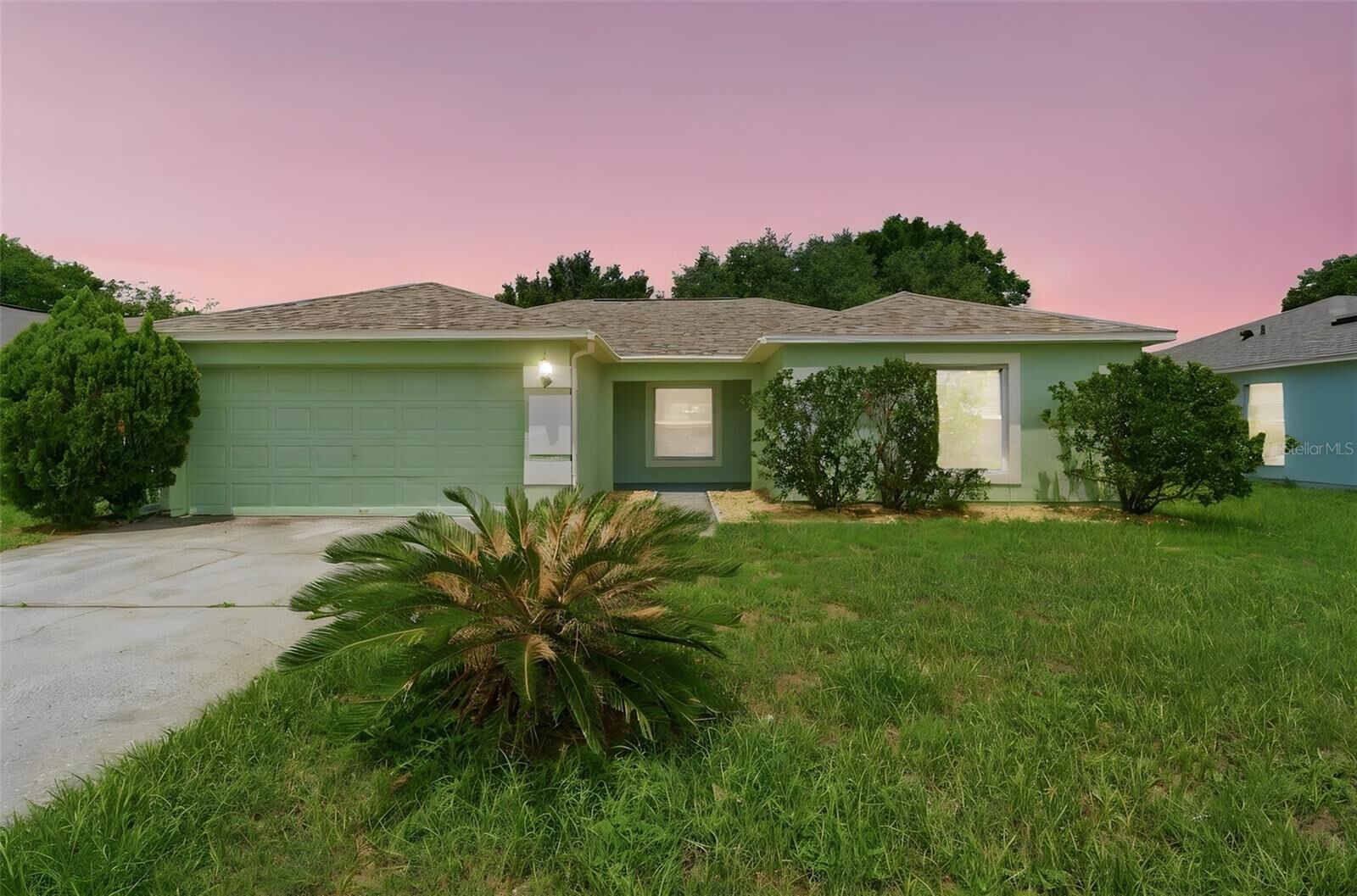 Property Photo: 206 N Hawthorne Avenue FL 32703