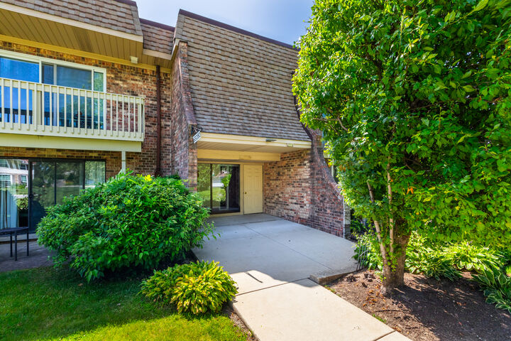 Property Photo: 6S080 Park Meadow Drive 9F IL 60540