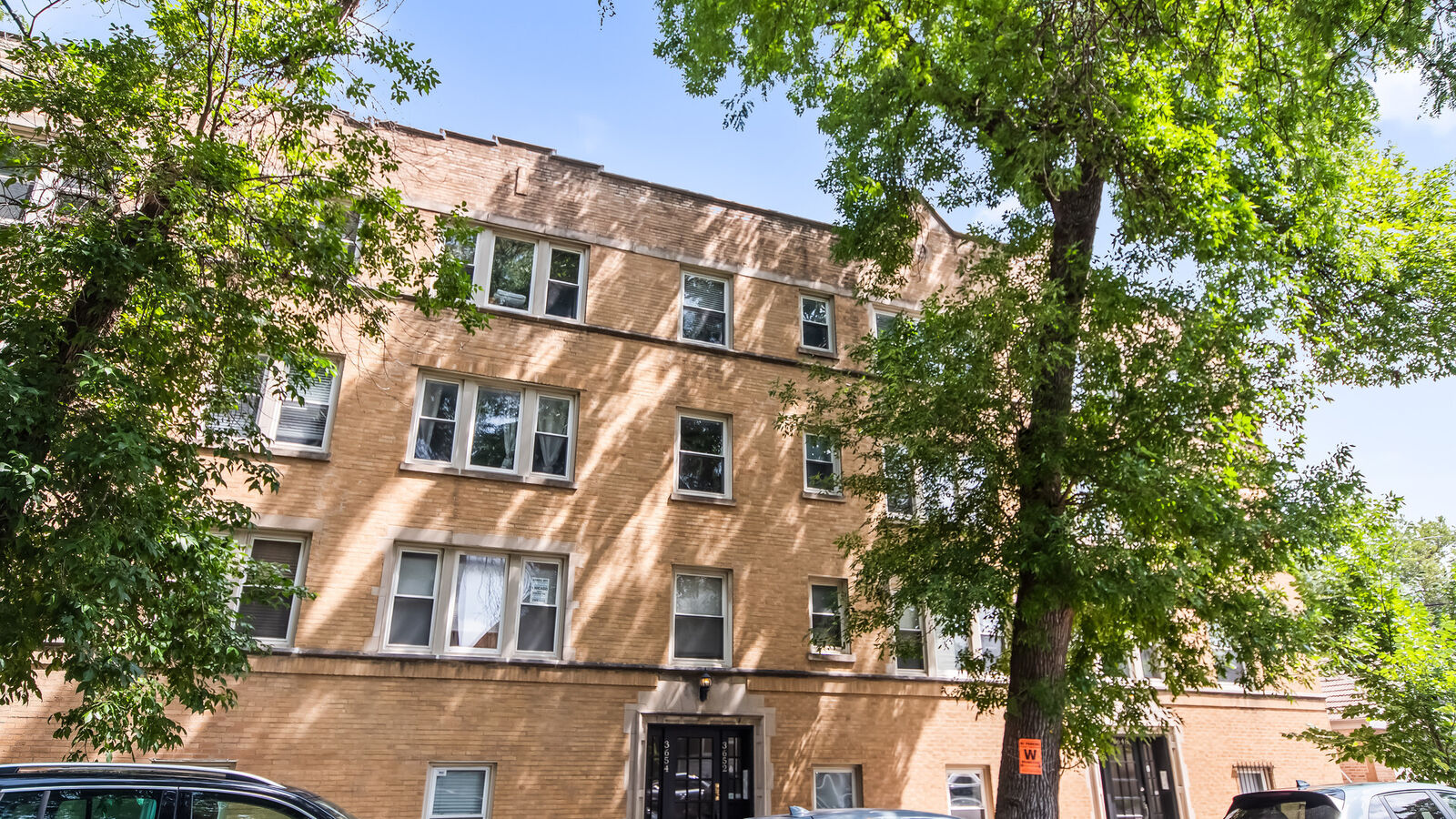 Property Photo: 3652 W Belle Plaine Avenue 304 IL 60618