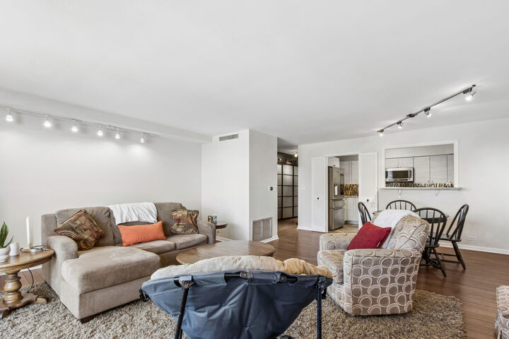 Property Photo: 6007 N Sheridan Road 9E IL 60660