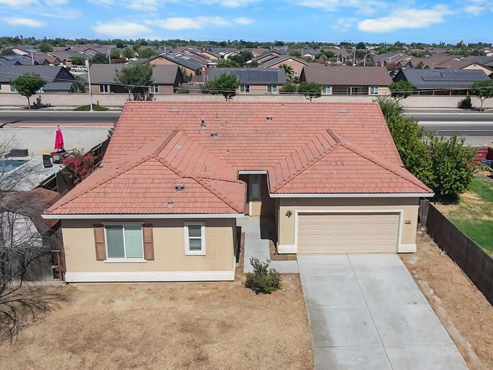 Property Photo: 1724 W Summer Blossom Way CA 93230
