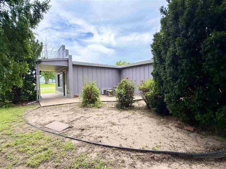 Property Photo:  701 N Main  OK 74631 