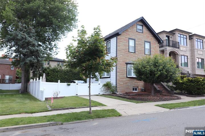 Property Photo:  29 Cleveland Place  NJ 07650 