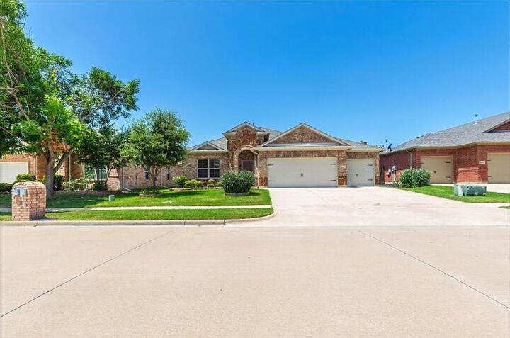 Property Photo:  5847 Candlelight Lane  TX 75052 