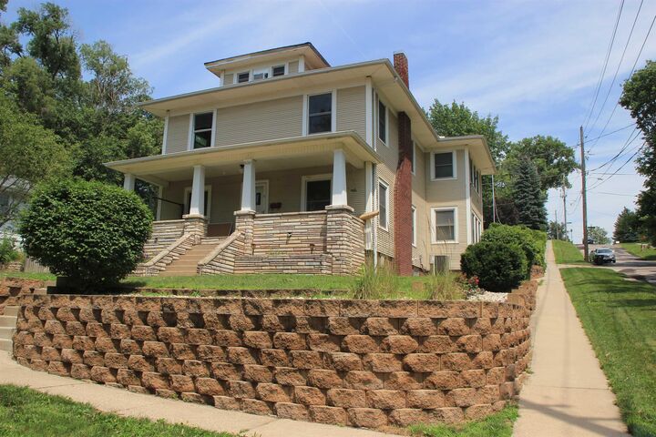 Property Photo: 2100 Heights IA 51104