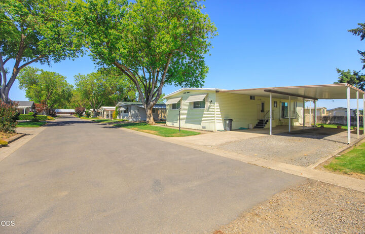 Property Photo:  2600 Stearns Way Spc 1B  OR 97501 