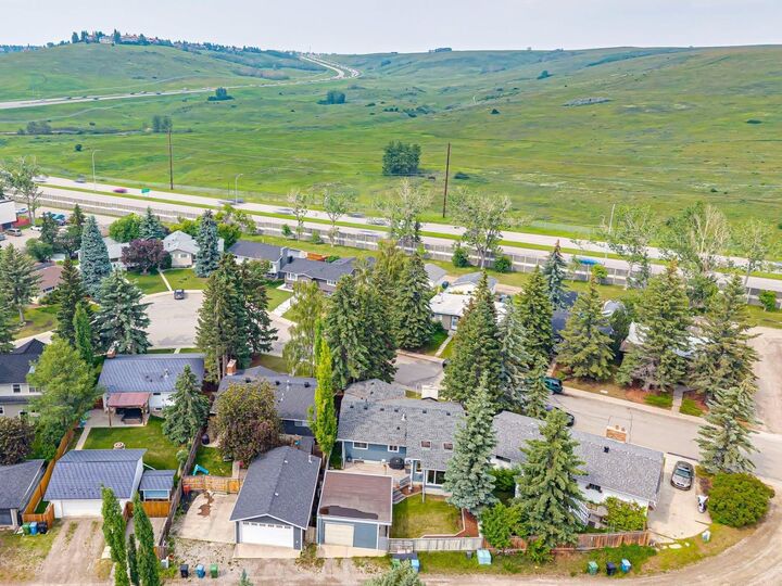 Property Photo: 5689 Brenner Crescent NW AB T2L 1Z3
