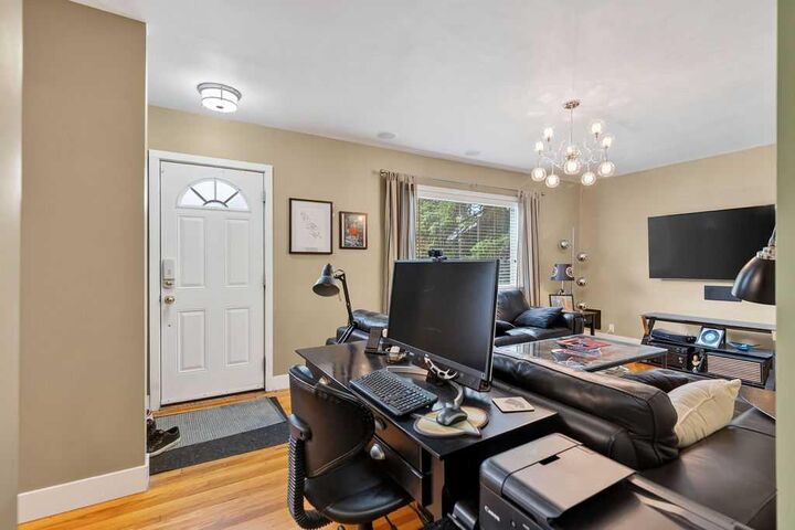 Property Photo:  445 29 Avenue NW  AB T2M 2M4 