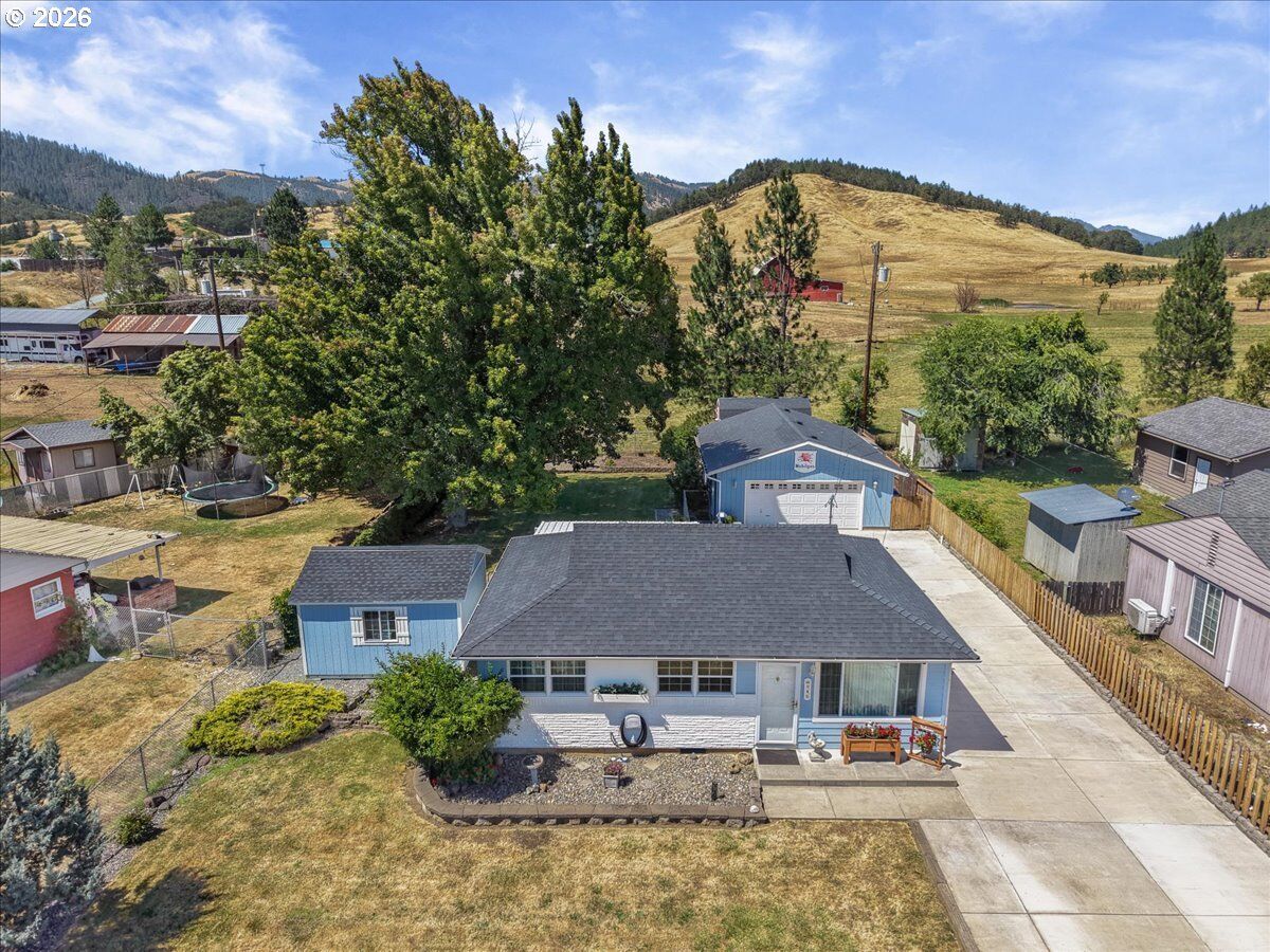 Property Photo:  946 E 4th Ave  OR 97469 