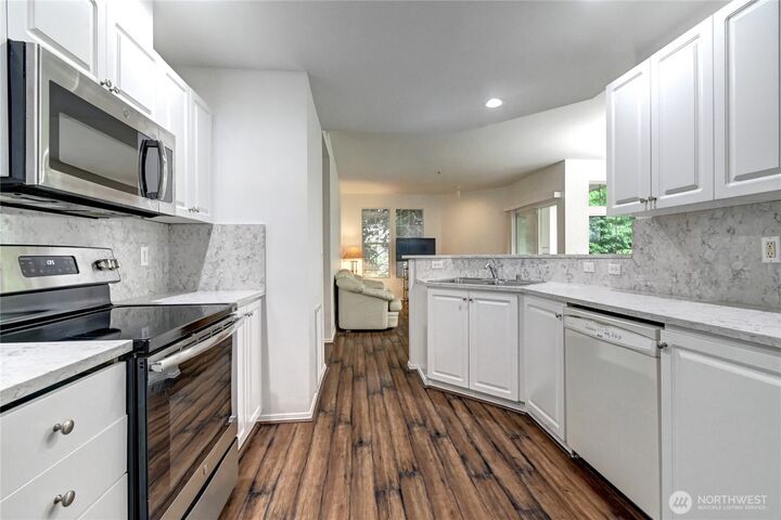 Property Photo:  2174  Newport Way NW 4-6  WA 98027 