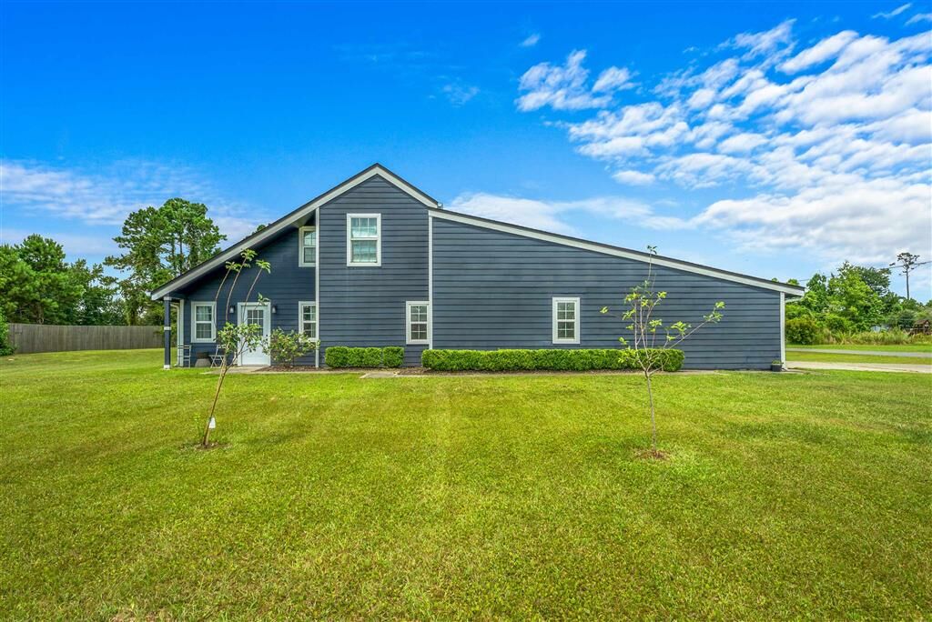 Property Photo:  111 E Park Manor E  LA 70611 