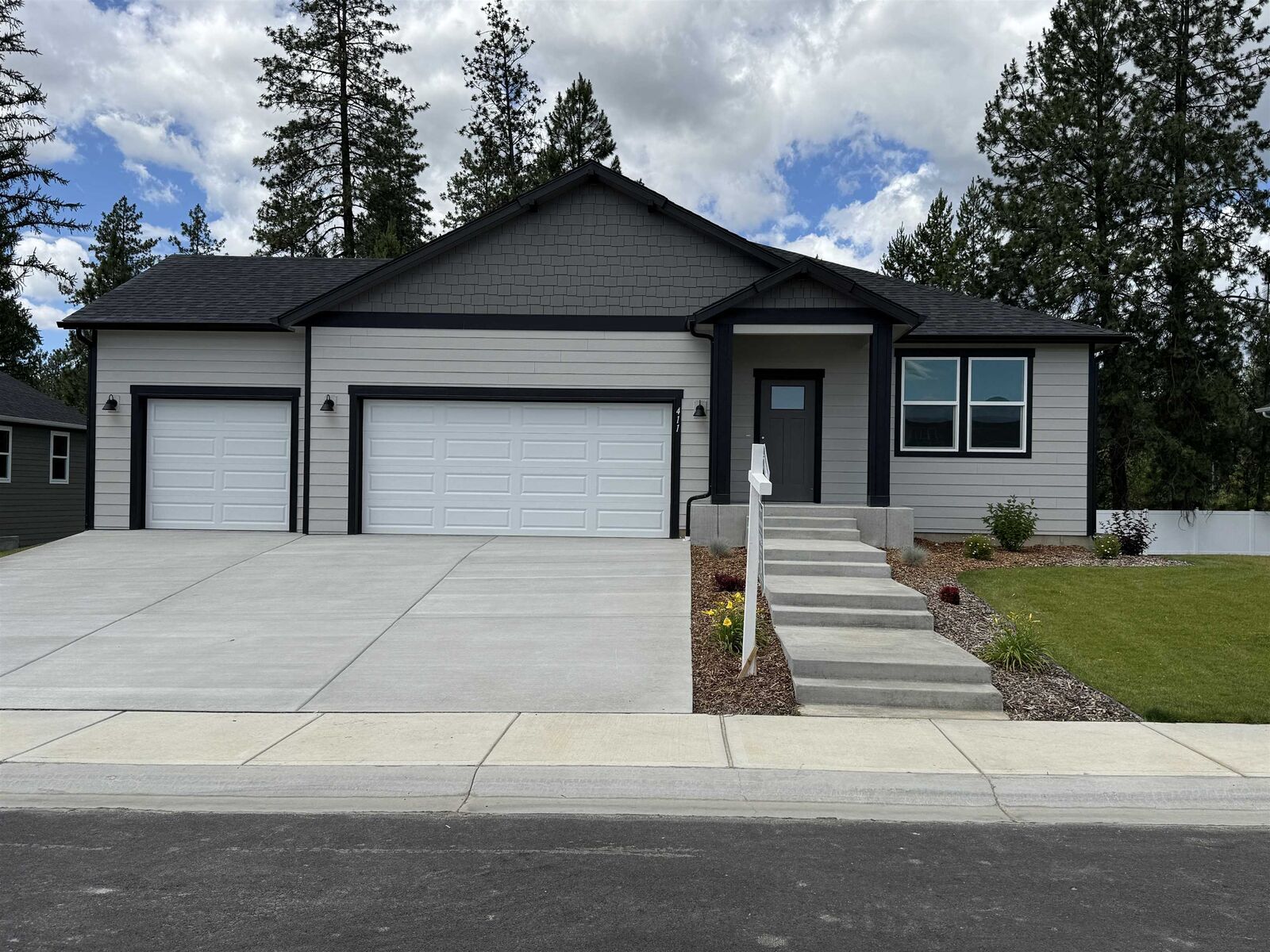 Property Photo:  411 N Arcadia Ave  WA 99006 
