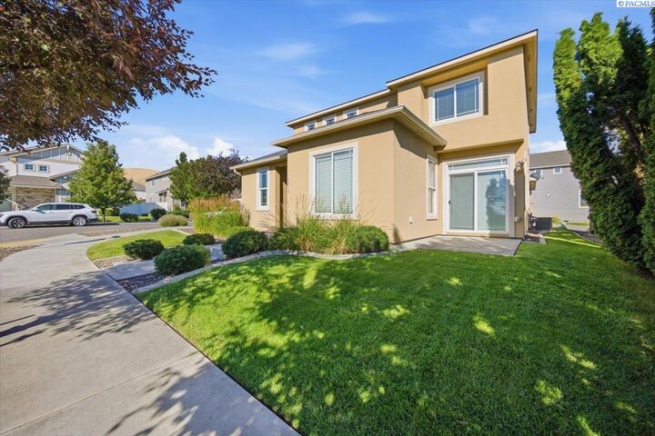 Property Photo: 2250 Daphne Ave WA 99352
