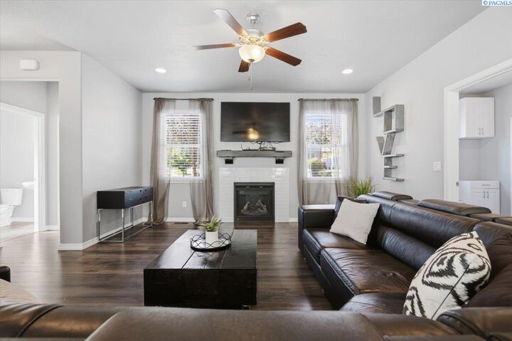 Property Photo: 2250 Daphne Ave WA 99352