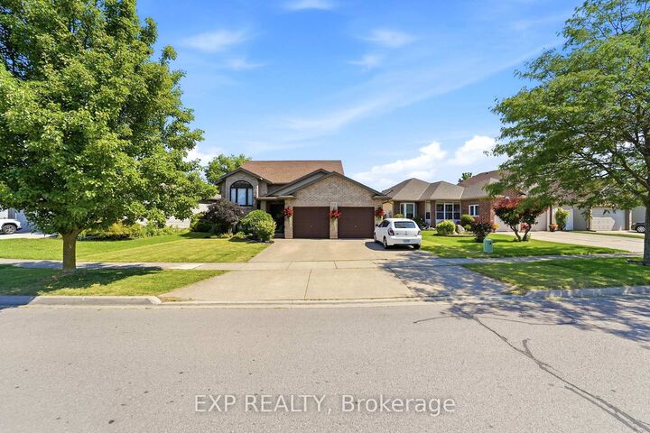 Property Photo:  202 Wellbrook Boulevard  ON L3C 7M9 