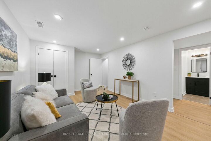 Property Photo:  15 Colonial Court  ON L8K 4H2 