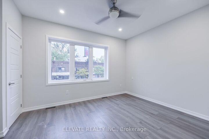 Photo de la propriété:  1600A Bloor Street W  ON M6P 1A7 