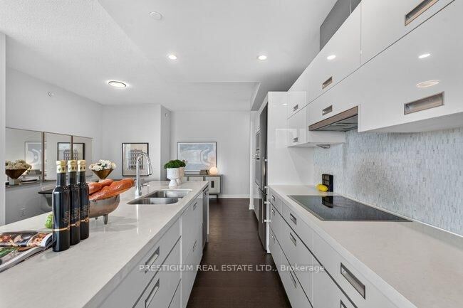 Property Photo:  88 Park Lawn Road 1908  ON M8Y 0B5 