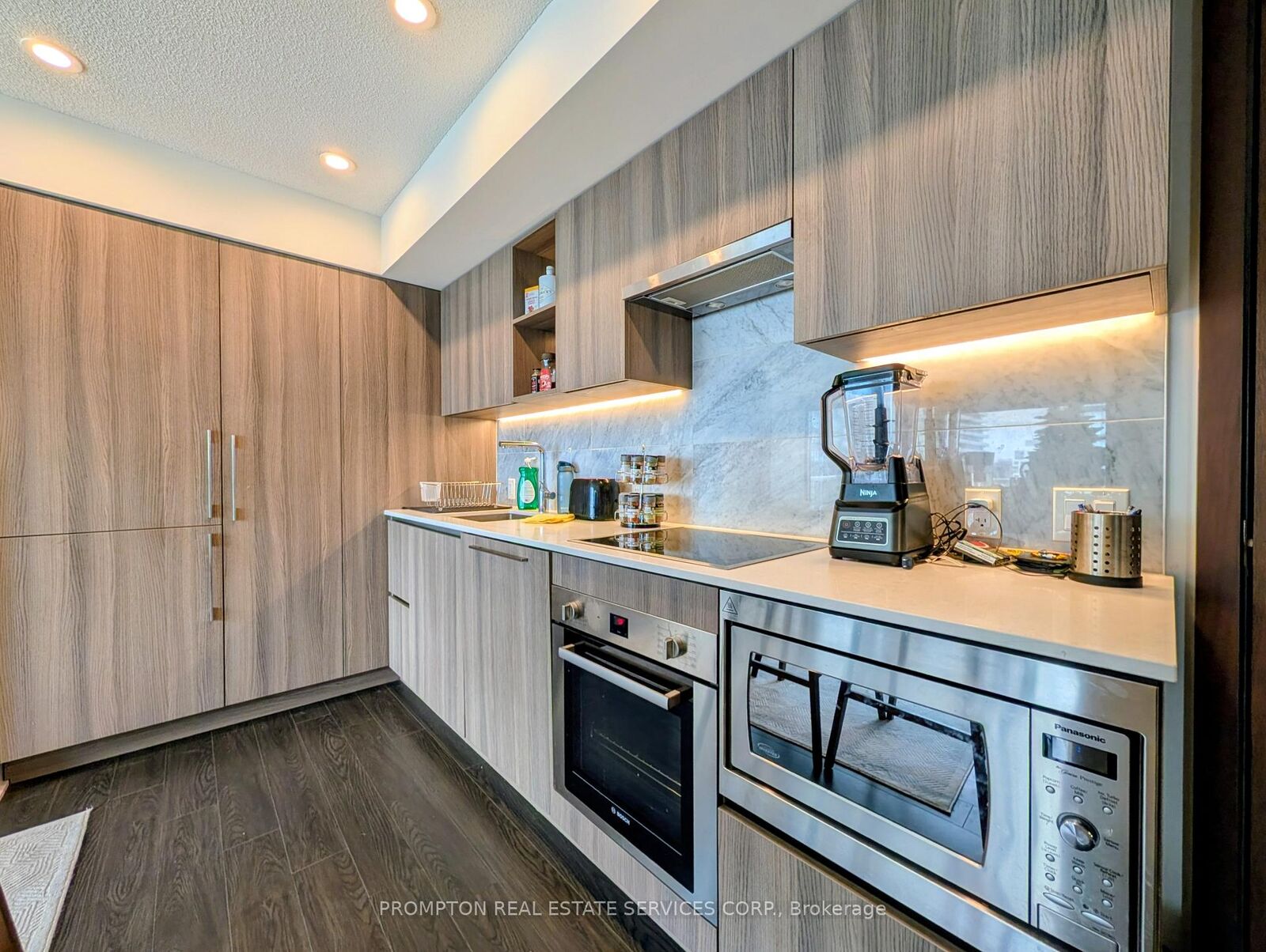 Property Photo:  19 Bathurst Street 1905  ON M5V 0N2 