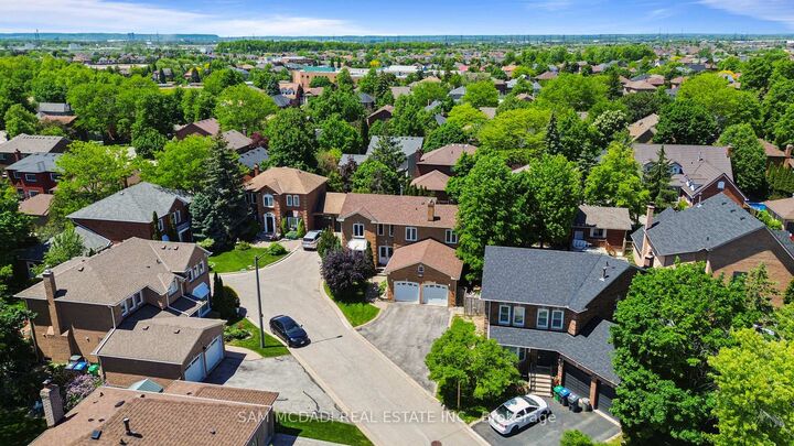Property Photo:  6643 Mockingbird Lane  ON L5N 5K2 