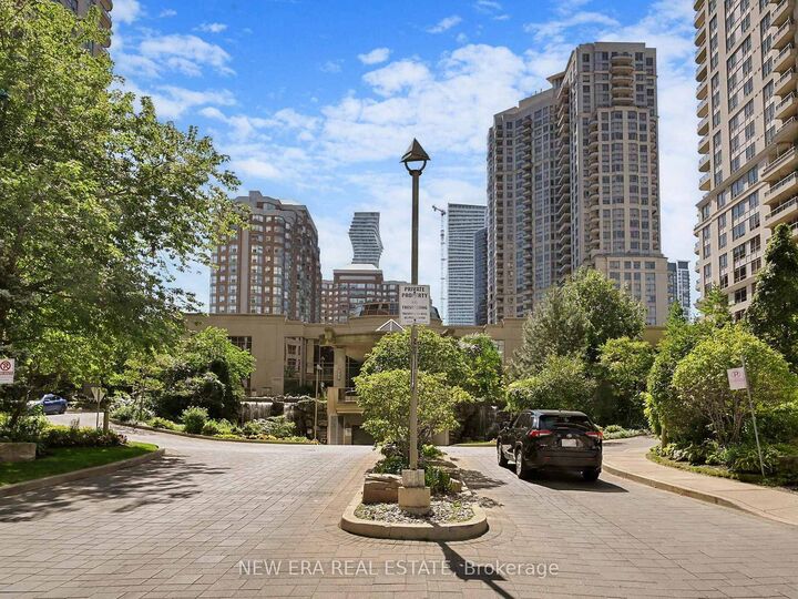 Property Photo: 3888 Duke Of York Boulevard 923 ON L5B 4P5