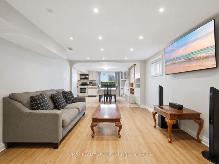 Property Photo:  2571 Trident Avenue  ON L5B 2L3 