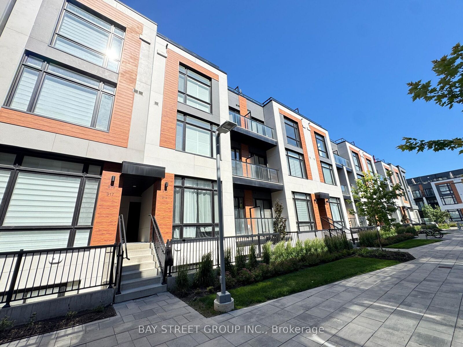 Property Photo:  2 Steckley House Lane 914  ON L4S 1M4 