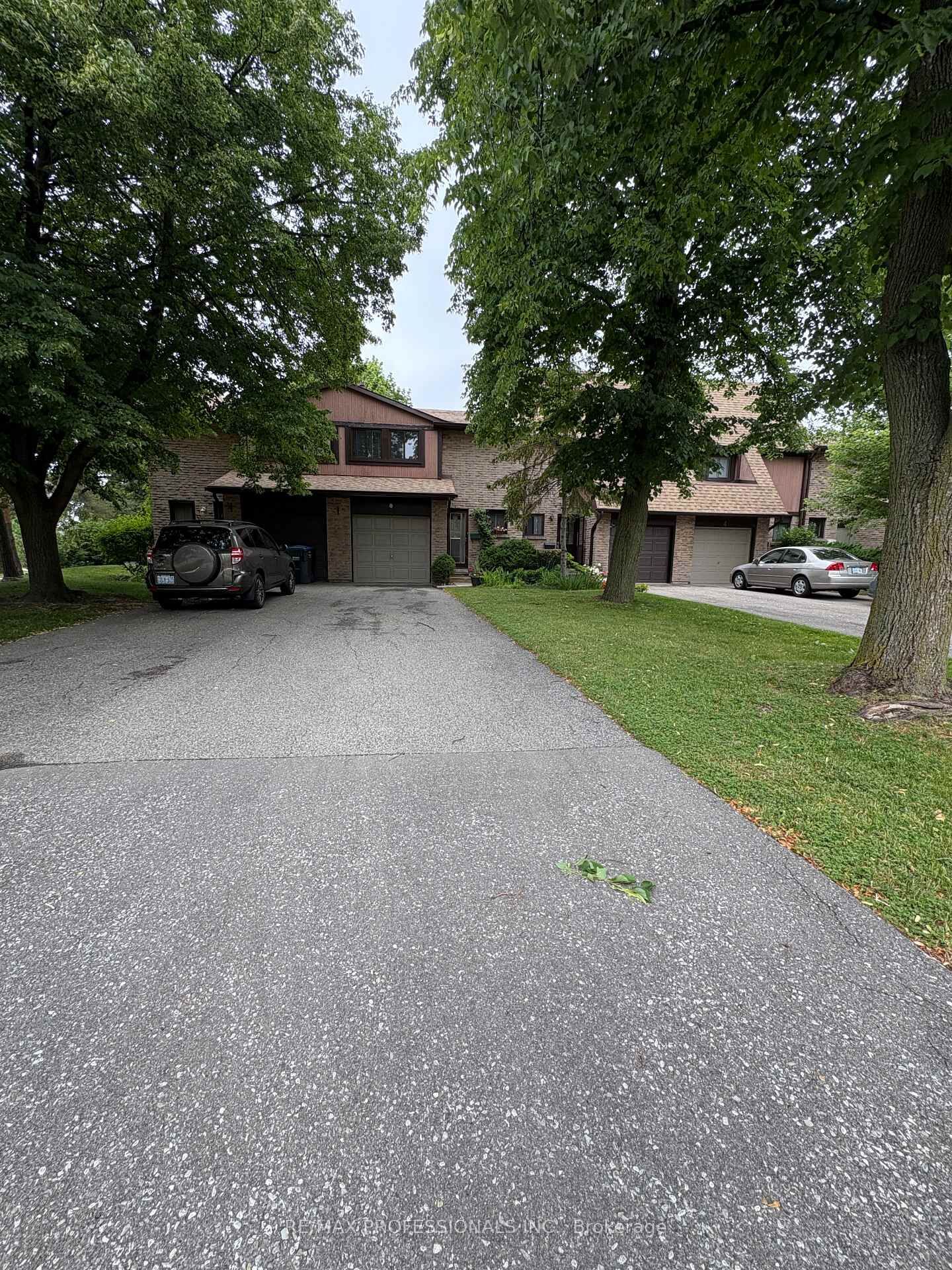 Property Photo: 3345 Silverado Drive #2 ON L5A 2V1