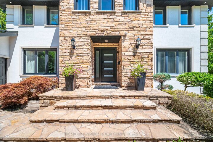 Property Photo: 1298 Bunsden Avenue ON L5H 3T9