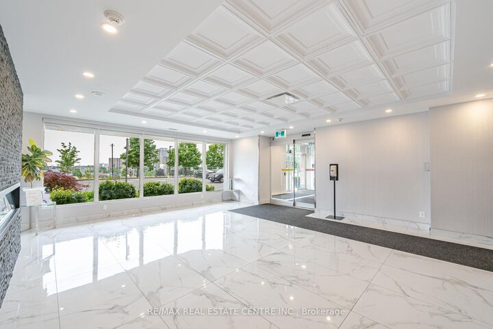 Property Photo: 115 Hillcrest Avenue 811 ON L5B 3Y9