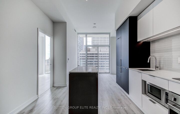 Property Photo:  33 Helendale Avenue 1205  ON M4R 0A4 
