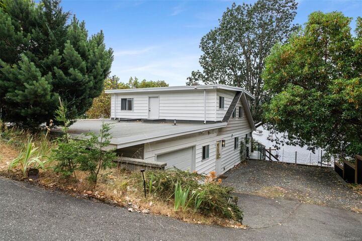 Property Photo: 936 Arbutus Ave BC V9L 5X4