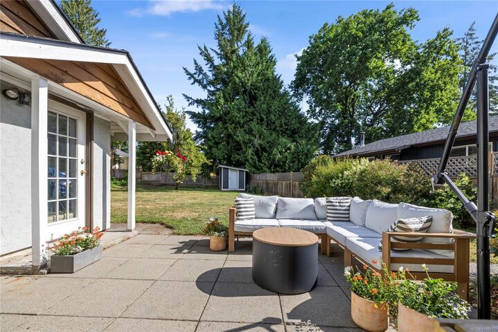 Property Photo: 812 Townsite Rd BC V9S 1L7