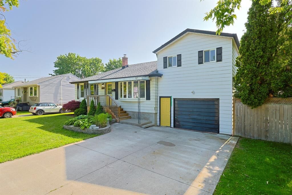 Property Photo: 898 Grandview Avenue ON N7V 3X2