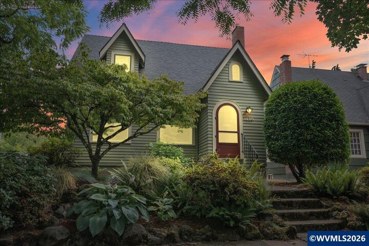 Property Photo:  1820 19th St NE  OR 97301 