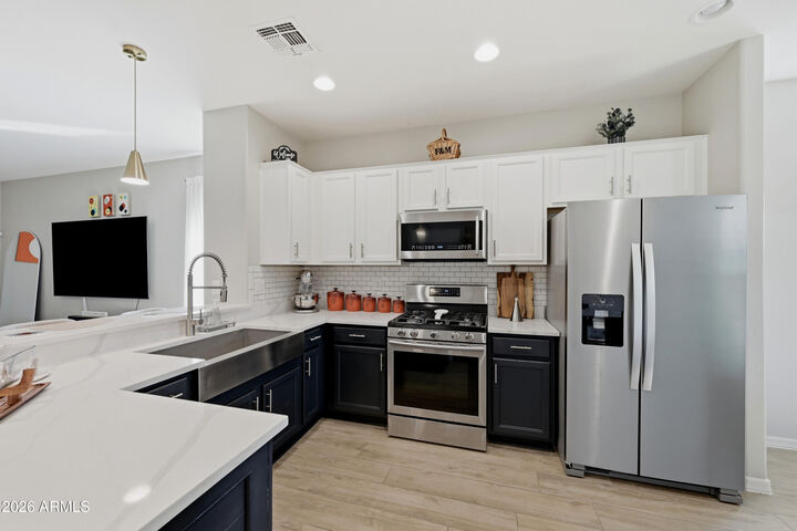 Property Photo:  828 W Leadwood Avenue  AZ 85140 