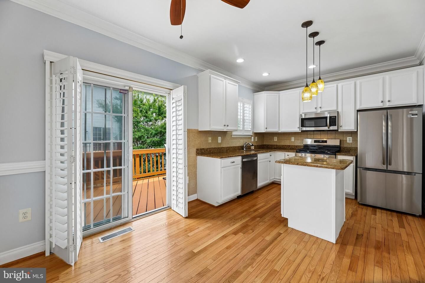 Property Photo: 113 Meadows Lane VA 22304