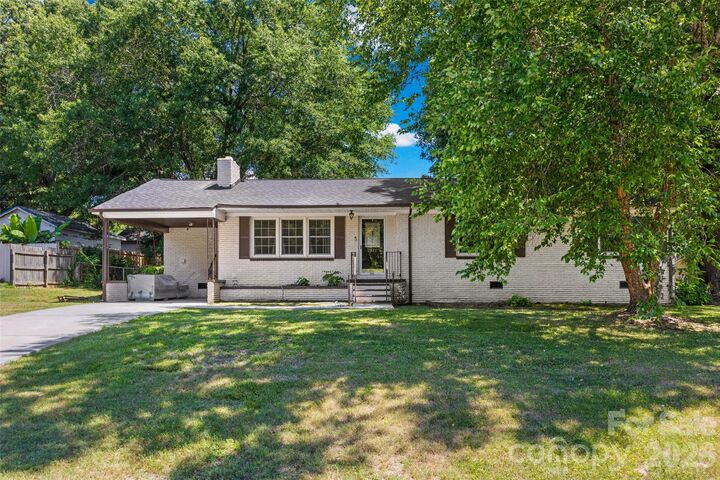 Property Photo: 2323 Hedgewood Circle NC 28052