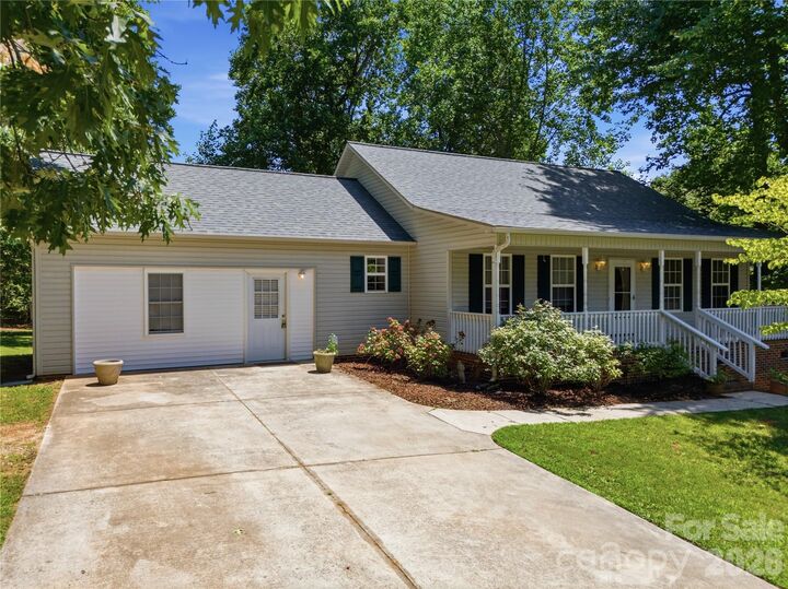 Property Photo: 147 Valley Glen Drive NC 28166